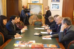 Le diplomate vietnamien rencontre des dirigeants du KPRF de Russie 