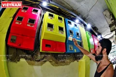 Un jeune Américain repeint une ruelle du Vieux quartier de Hanoi