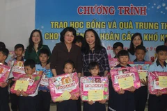 Dang Thi Ngoc Thinh remet des cadeaux de la Mi-automne à Hue