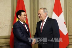 Le vice-Premier ministre Vuong Dinh Hue en visite de travail en Suisse 