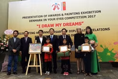 L'ambassade du Danemark au Vietnam récompense les lauréats du concours de peintures pour enfants 