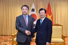 Le vice-PM Trinh Dinh Dung reçoit un dirigeant du groupe Hyundai