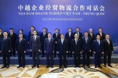 Le PM vietnamien à l'échange de vue avec des entreprises vietnamiennes et chinoises à Chongqing. Photo : VNA