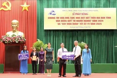 La province d’An Giang, dans le delta du Mékong, a lancé le 4 décembre une campagne de mobilisation de ressources pour éliminer les maisons temporaires et délabrées, réparer et construire des maisons pour les personnes pauvres. Photo : VNA