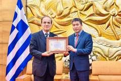 Le président de l'Union des organisations d'amitié du Vietnam (VUFO), Phan Anh Son (à droite), a décerné l’Insigne "Pour la paix et l'amitié entre les peuples" à l'ambassadeur de Grèce au Vietnam Georgios Stilianopoulos. Photo : VNA