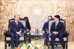 Le membre du Bureau politique, permanent du Secrétariat du Comité central du Parti communiste du Vietnam (PCV) Luong Cuong (droite) et l'ambassadeur de Chine Xiong Bo. Photo : VNA