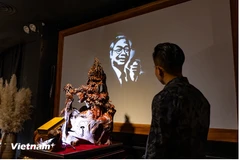 Sculpture lumineuse du portrait du chef du Parti Nguyen Phu Trong