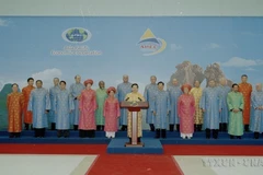 Le président Nguyen Minh Triet lit la Déclaration commune lors du 14e Sommet de l'APEC, tenu à Hanoï, le 19 novembre 2006. Photo : Xuan Tuan/VNA