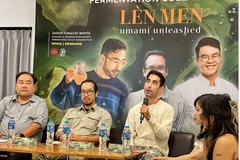 Le scientifique et expert en fermentation Jason Ignacio White (au micro) parle du projet. (Photo : Vietnam+)