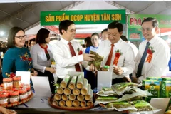 De nombreux visiteurs à la foire du commerce et des produits OCOP de Phu Tho Photo : https://danguykhoidoanhnghiep.phutho.gov.vn/