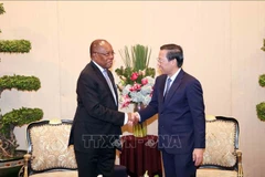 Phan Van Mai (droite), secrétaire adjoint du Comité du Parti de Ho Chi Minh-Ville et président du Comité populaire municipal reçoit Manuel Domingos Augusto, membre du Bureau politique, secrétaire du Comité central du Mouvement populaire de libération de l'Angola (MPLA). Photo : VNA
