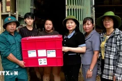 La vice-présidente du Comité populaire provincial de Yen Bai, Vu Thi Hien Hanh, remet des cadeaux de soutien du gouvernement australien à des sinistrés au quartier de Hong Ha, ville de Yen Bai, le 13 septembre. Photo : VNA