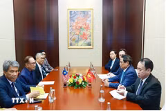 Le Premier ministre Pham Minh Chinh rencontre son homologue malaisien Anwar Ibrahim. Photo : VNA