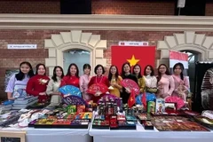 Les deux stands vietnamiens, mettant en avant des souvenirs, des produits artisanaux et des spécialités culinaires, ont attiré un large public ainsi que l’attention des médias locaux. Photo : VNA
