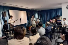 L'ambassadeur du Vietnam à Singapour, Mai Phuoc Dung s'exrime au concert. Photo : VNA