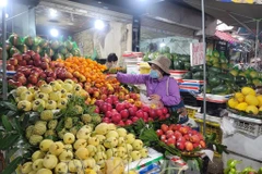 Au cours des cinq premiers mois de 2024, les prix du marché intérieur étaient fondamentalement stables. Photo : VNA