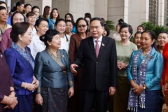 Le président de l'Assemblée nationale (AN), Tran Thanh Man, et des représentantes des Unions des femmes du Laos et du Cambodge, ainsi que des femmes d'affaires de ces deux pays. Photo : VNA
