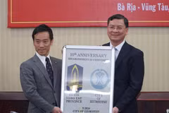 Minamide Kenichi, maire de la ville d'Izumiotsu, préfecture d'Osaka, a présenté un cadeau à la province de Ba Ria-Vung Tau pour célébrer le 10e anniversaire de l'accord de coopération entre Izumiotsu et Ba Ria-Vung Tau. Photo : VNA