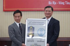 Minamide Kenichi, maire de la ville d'Izumiotsu, préfecture d'Osaka, a présenté un cadeau à la province de Ba Ria-Vung Tau pour célébrer le 10e anniversaire de l'accord de coopération entre Izumiotsu et Ba Ria-Vung Tau. Photo : VNA