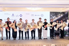 L’équipe qui a réalisé le livre "Architecture de Hanoi - Interférences culturelles vietnamiennes - françaises" lors de son lancement. Photo : groupe Sun