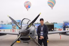 Nguyen Hoai Nam, l'un des pères fondateurs du projet TP-150, à côté de l'avion. Photo : sggp.org.vn 
