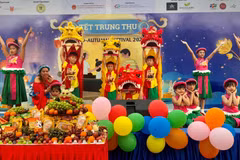 Un numéro artistique présenté à la Fête de la mi-automne 2024 organisé à Singapour. Photo : VNA