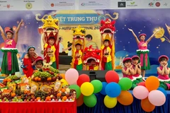 Un numéro artistique présenté à la Fête de la mi-automne 2024 organisé à Singapour. Photo : VNA
