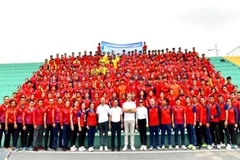 Les athlètes vietnamiens saluent l'ambassadeur français. Photo : tdtt.gov.vn