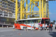 Les croisiéristes du Noordam prennent le bus pour visiter la ville de Da Nang. Photo : VNA
