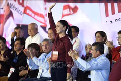 La présidente du Mexique Claudia Sheinbaum Pardo (debout). Photo : AFP/VNA