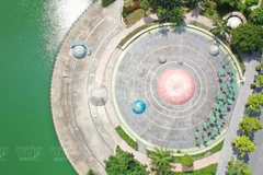 Vue panoramique de la place du système solaire, où se trouvent des panneaux d'information pour aider les visiteurs à mieux comprendre les planètes du système solaire. Photo : Vietnam Illustré