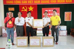 Les compatriotes du continent ont envoyé aux forces armées et à la population insulaires des cadeaux précieux, tant sur le plan spirituel que matériel. Photo : https://baohaiquanvietnam.vn/