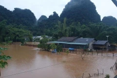 De nombreuses maisons situées le long d'un ruisseau au bourg de Tra Linh, district de Trung Khanh, province de Cao Bang, sont submergées dans l'eau le 11 août 2024. Photo : VNA