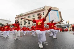 Près de 2.000 personnes âgées de Hanoï participent au Festival de la santé des personnes âgées de la capitale 2023. Photo : VNA