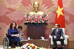 Le vice-président de l'AN vietnamienne Tran Quang Phuong et la sénatrice américaine Tammy Duckworth. Photo : VNA