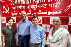 L'ambassadeur du Vietnam en Inde Nguyen Thanh Hai (2e à droite) et le secrétaire général du Parti communiste indien D. Raja (3e à droite) sur une photo de groupe dans le cadre de leur réunion à New Delhi le 17 juin. (Photo : Ambassade du Vietnam en Inde)