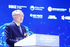 Le vice-Premier ministre permanent Nguyen Hoa Binh lors du forum de coopération en matière d'investissement Vietnam- République de Corée au Centre national d'innovation (NIC), tenu à Hanoï le 21 novembre. Photo : VNA