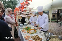 L'ambassade du Vietnam en Italie, en coordination avec la compagnie aérienne nationale du Vietnam, Vietnam Airlines, a organisé la première Journée du "pho" et du "nem" en Italie le 12 décembre afin de promouvoir la culture culinaire et le tourisme vietnamiens. Photo : VNA