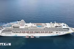 Le navire de croisière international Resorts World One a fait escale à Côn Dao ce dimanche matin, emmenant plus de 2000 visiteurs étrangers pour une journée d'exploration. Photo : VNA