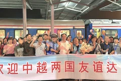 Le groupe de touristes chinois à la gare de Lao Cai. Photo : baolaocai.vn