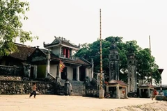 Situé sur la romantique rivière Mai, le temple Cờn est l’un des temples les plus sacrés dans la province de Nghê An. Photo: Internet