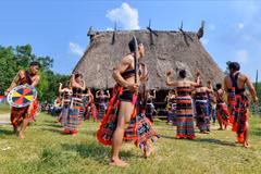 On danse le «tung tung da dá» pour fêter le nouveau riz, pour inaugurer un nouveau village ou un «guol»-maison commune- fraîchement édifié. Le «tung tung da dá» des Cơ Tu traduit l’harmonie entre l’homme et la femme. Les cercles de danseurs se déplacent au son des gongs et des tambours. L’homme entre alors en communion avec la nature qui l’entoure. Photo : Thanh Hoa/Vietnam illustré