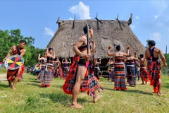 On danse le «tung tung da dá» pour fêter le nouveau riz, pour inaugurer un nouveau village ou un «guol»-maison commune- fraîchement édifié. Le «tung tung da dá» des Cơ Tu traduit l’harmonie entre l’homme et la femme. Les cercles de danseurs se déplacent au son des gongs et des tambours. L’homme entre alors en communion avec la nature qui l’entoure. Photo : Thanh Hoa/Vietnam illustré