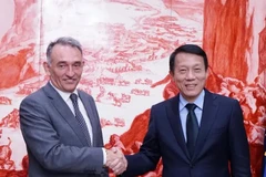 Le ministre de la Sécurité publique Luong Tam Quang (droite) et le secrétaire général du Parti communiste d'Espagne, Enrique Fernando Santiago Romero. Photo: VNA