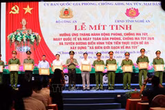 De nombreux groupes et individus de la province de Nghe An reçoivent des satisfecit du ministère de la Sécurité publique et du président du Comité populaire provincial de Nghe An pour leurs réalisations exceptionnelles dans la mise en œuvre et le développement du projet de construction « Communes frontalières sans drogue ». Photo : VNA