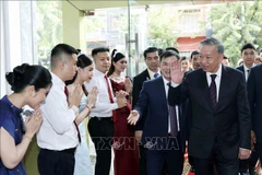 Le président To Lam visite l'entreprise de télécommunications Metfone au Cambodge. Photo : VNA