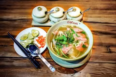 Le « pho » (une soupe à base de bouillon d'os à moelle, de bœuf ou de poulet, d'herbes aromatiques, d'oignons, d'épices, et de pâtes de riz fraîches) de la capitale de Hanoi a été inscrit sur la liste du patrimoine culturel immatériel national par le ministère de la Culture, des Sports et du Tourisme. (Photo : VietnamPlus)