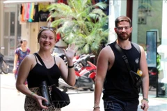 Des visiteurs étrangers à Hanoï. Photo : VNA