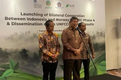 L'envoyé spécial du président pour l'énergie et l'environnement, Hashim Djojohadadikusumo (au centre), prononce une déclaration à la presse à Jakarta, le 10 décembre. (Photo : ANTARA)