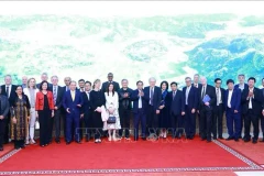 Le Premier ministre vietnamien Pham Minh Chinh et des experts et des scientifiques étrangers venus au Vietnam pour recevoir le Prix VinFuture 2024. Phôt . VNA